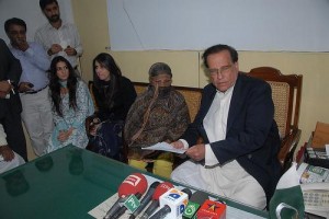 Salman Taseer visits Asia Bibi; photo via Salman Taseer's flickr account