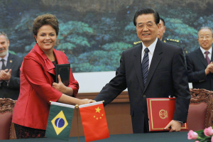 Brazil's Dilma Rousseff shakes hands with China's Hu Jintao 