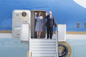 donald-melania-trump-air-force-one-nato