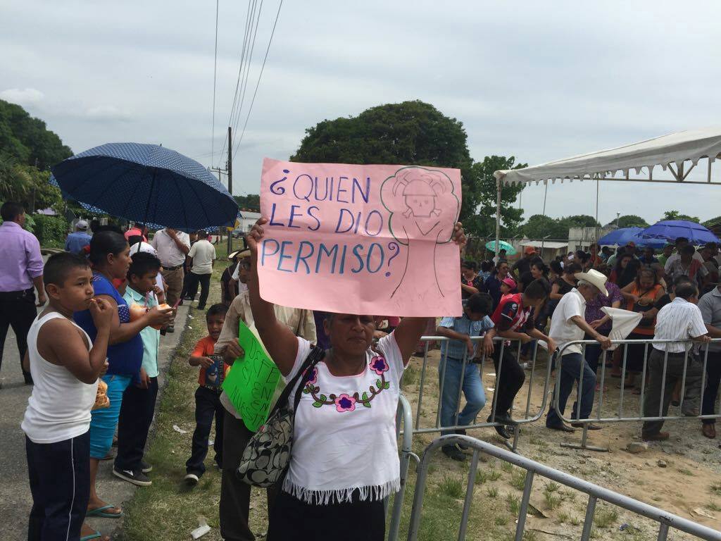 Protest against mining in Acacoyagua, Chiapas, México. Sign reads: "Who gave you permission?" (Photo: Luis Rojas Numura.)