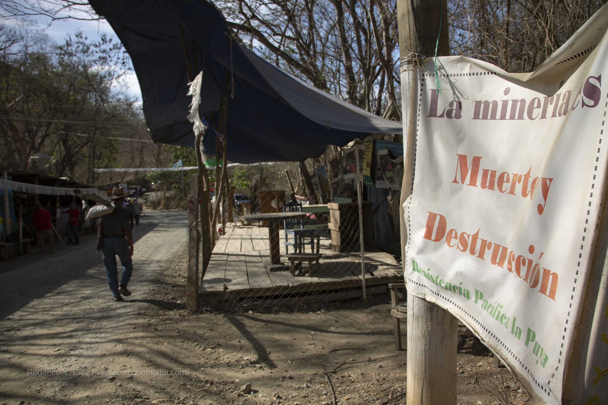 A banner in La Puya, Guatemala reads: "Mining is Death and Destruction." (Photo: Iximche Media)